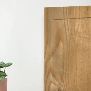 Puerta de madera ideal para relooking en madera contrachapada con acabado natural en Fresno