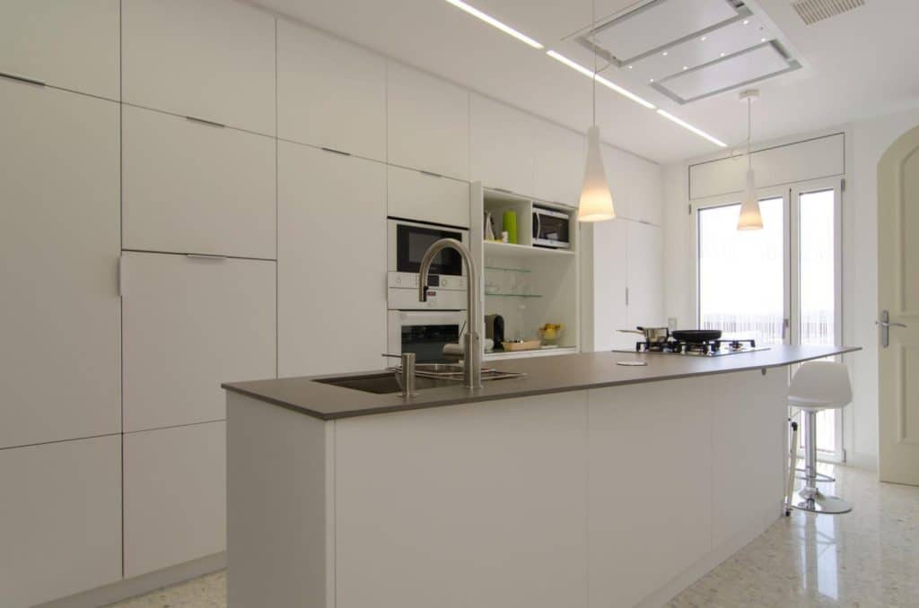 Cocina minimalista con electrodomésticos integrados, en Sarrià, Barcelona