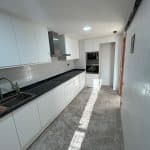 Restyling de cocina de Sandra con nuevas puertas mate, uñero integrado y diseño minimalista.